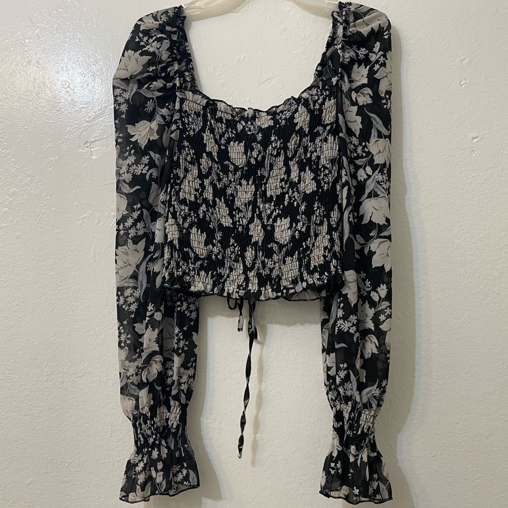 ๐บCute Blouse!! - Picture 2 of 4